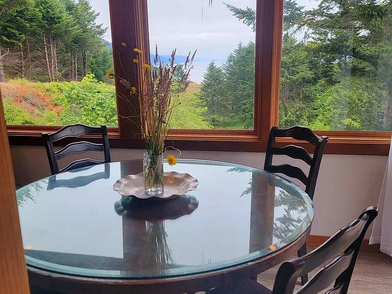 Nothing better than sitting around the Dinner table w/Family Friends and an Awesome view