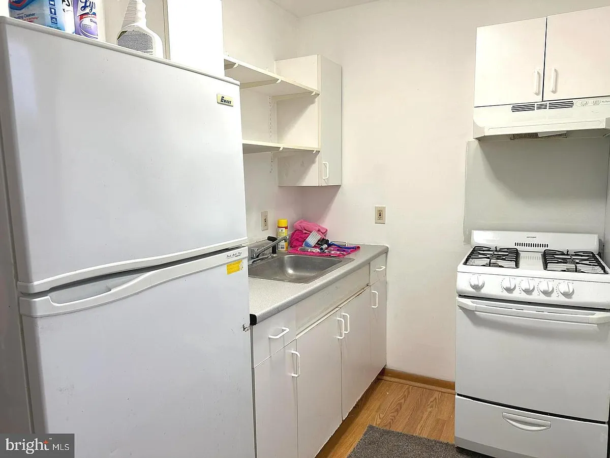 Building Photo - 31-33 E Logan Ave #3