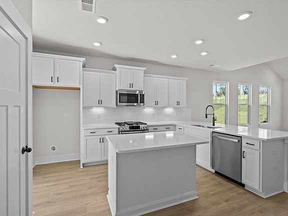 5th image of 976 Diane Ln