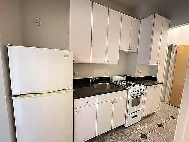 26 Thompson St #5A — Photo 4