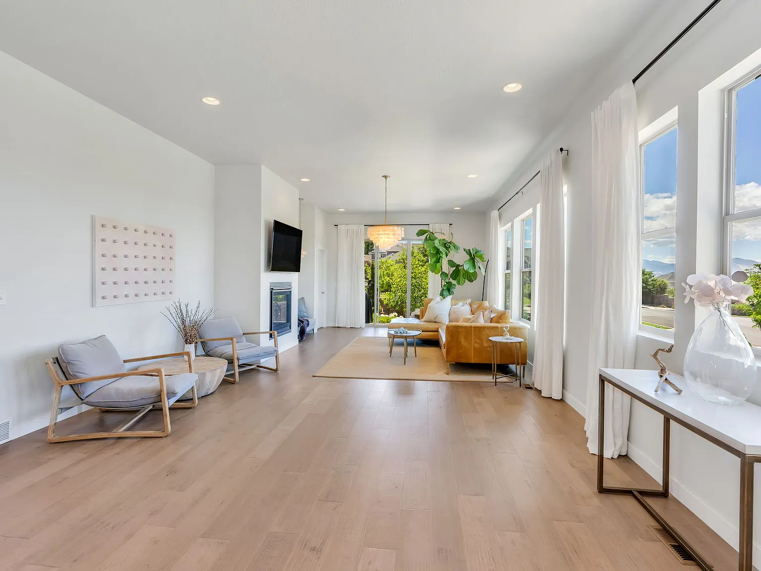 4 bed, 3800 sqft, $4,500 — Photo 2