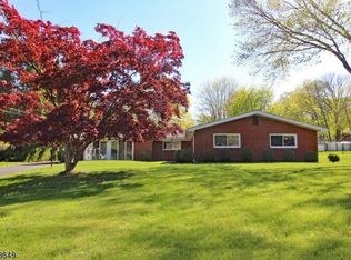 2 Green Valley Dr, Green Brook, NJ 08812