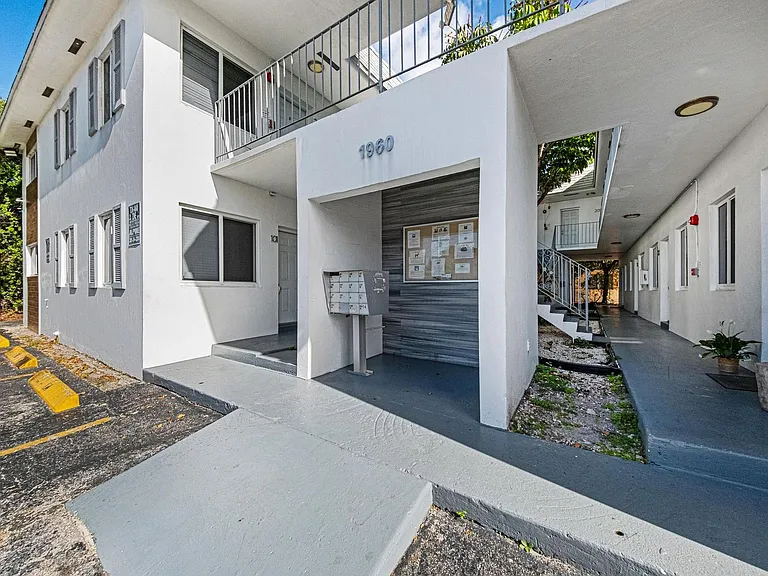 Kenwood Apartments — Photo 4