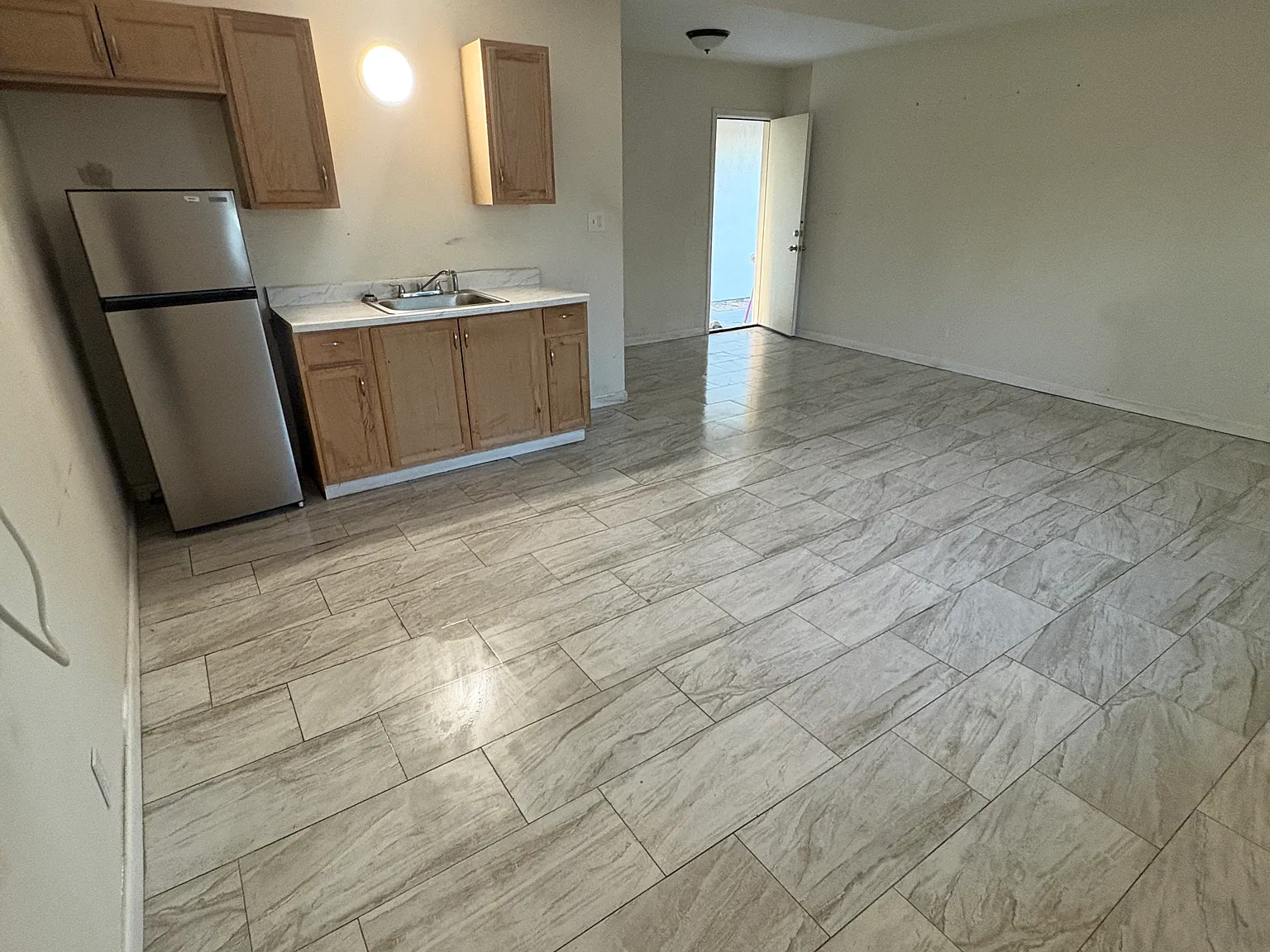 Studio, 700 sqft, $1,050 — Photo 3