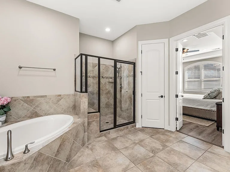 319 Lombardia Dr #21B — Photo 15