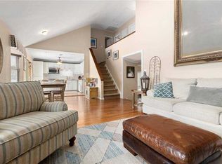 19 Hedgerow Ln, Commack, NY 11725