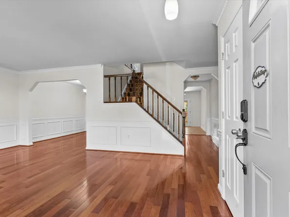 7961 Yancey Dr, Falls Church, VA 22042