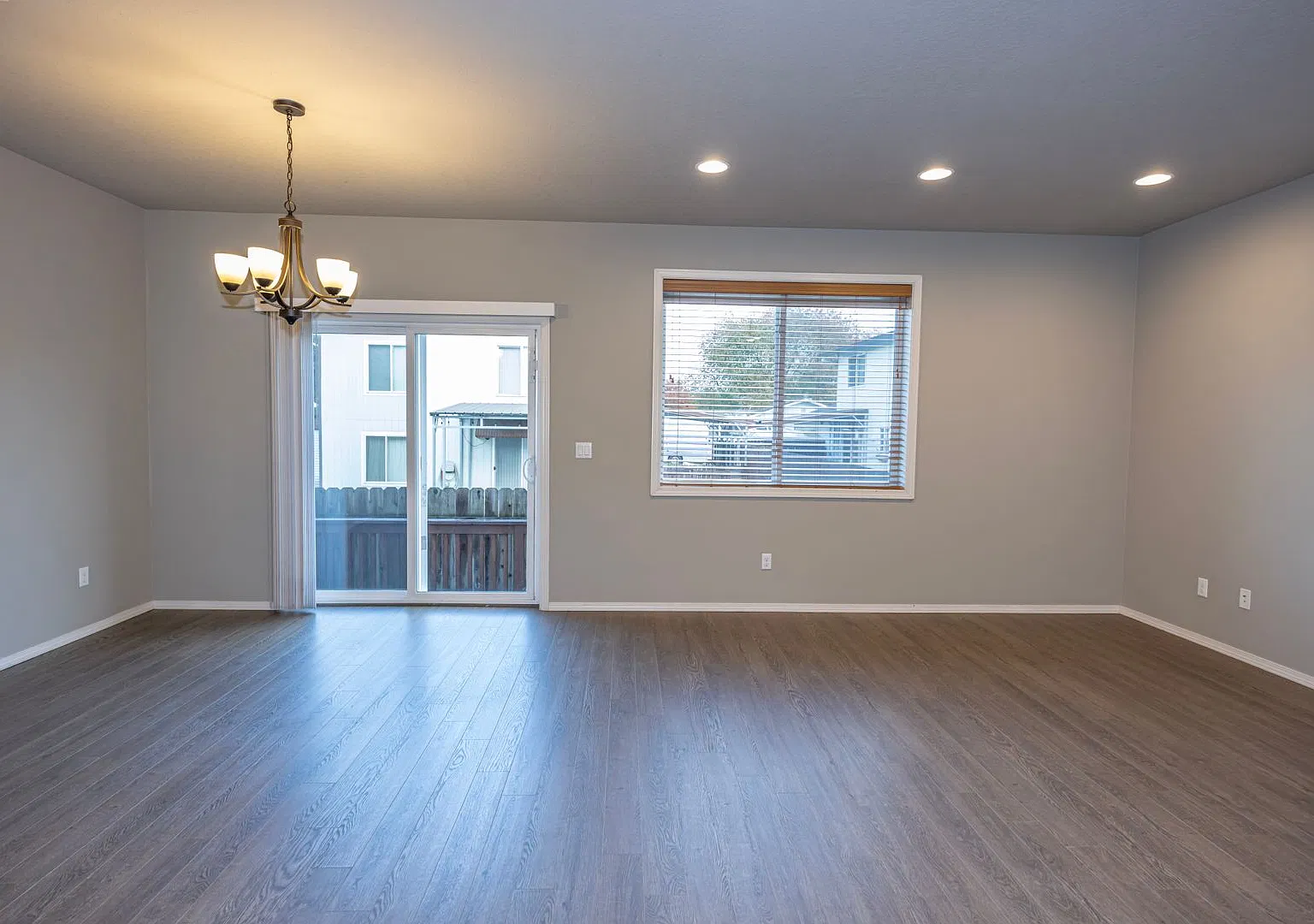 Three bedr townhouse in Orchards with AC. - New carpet and paint — Photo 2