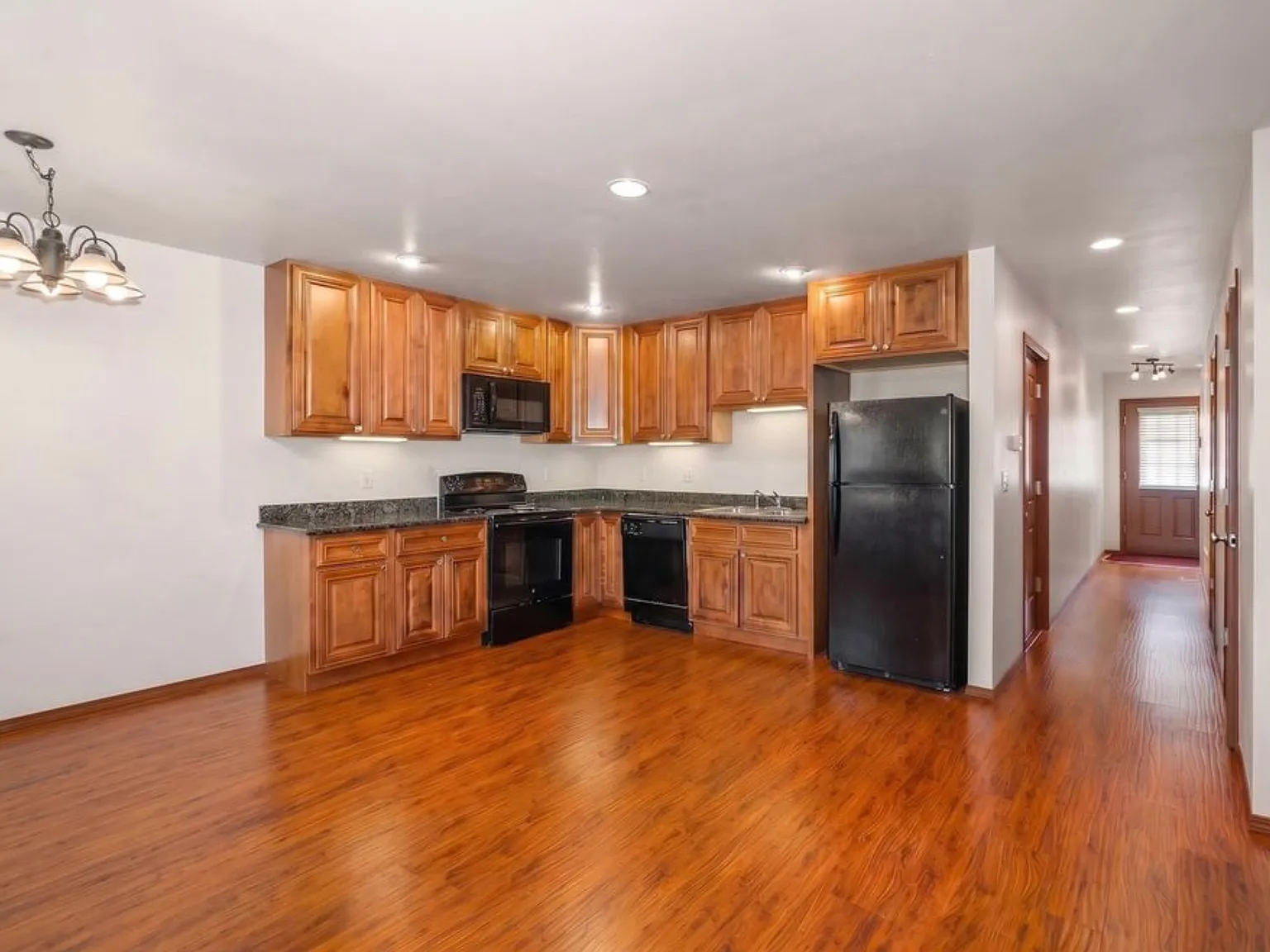 3 bed, 2.5 bath, 1350 sqft, $2,300 — Photo 2