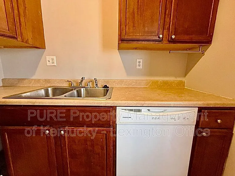 3772 Camelot Dr #4 — Photo 7