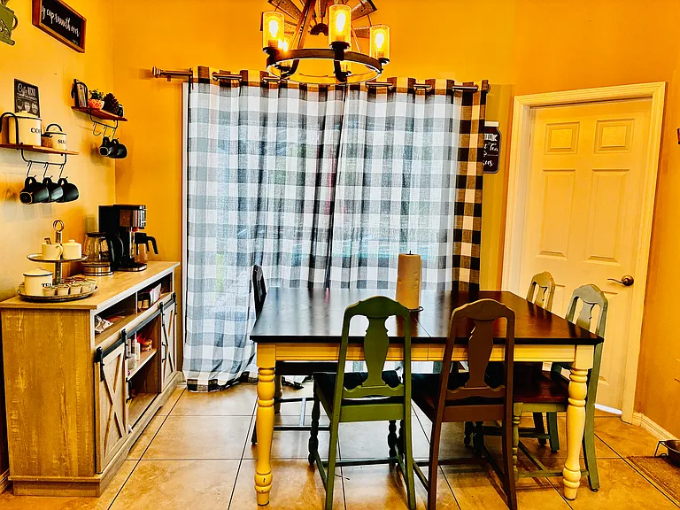 Dinning area/Eat in Kitchen