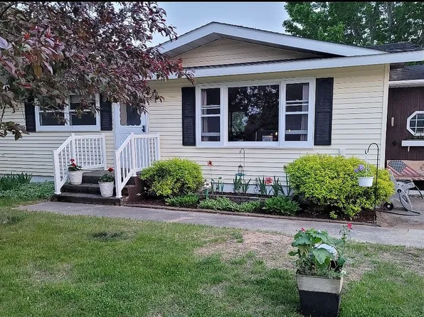 4849 Danforth Rd, Escanaba, MI 49829