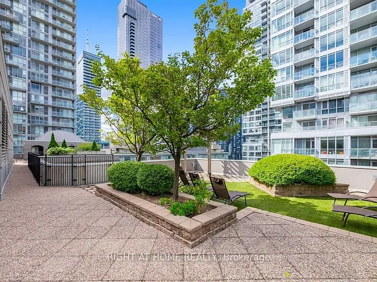 140 Simcoe St #1221 — Photo 17