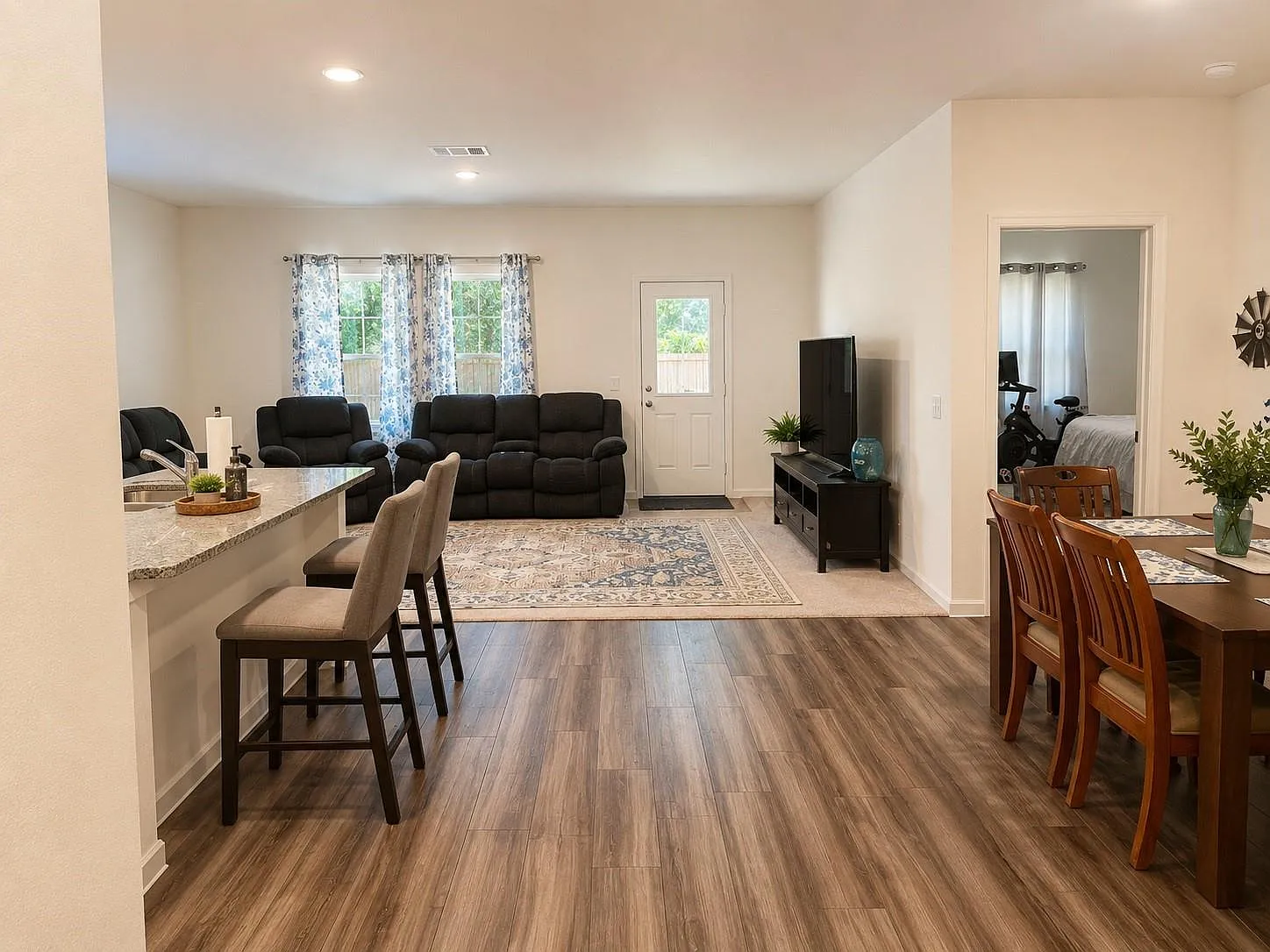 3 bed, 2.0 bath, 1662 sqft, $1,890 — Photo 2