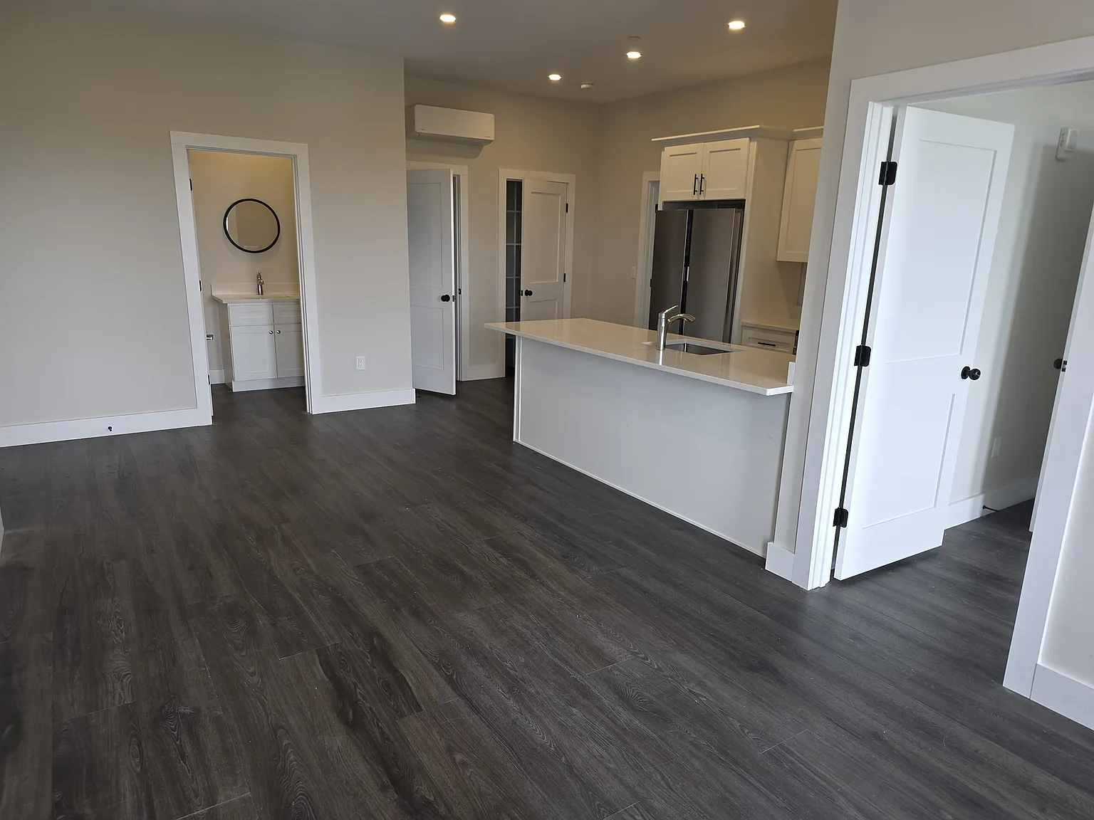 2 bed, 2.0 bath, 900 sqft, $3,200 — Photo 2
