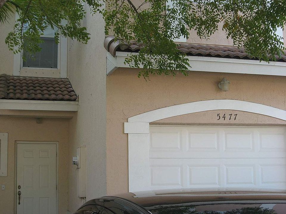 Front exterior of home--1 car garage and 4 parking spots on driveway!