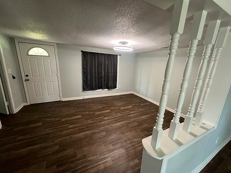 192 Elgin Dr — Photo 3