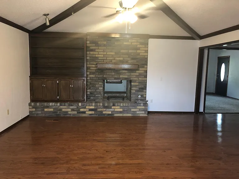 9909 S Hillcrest Dr — Photo 2