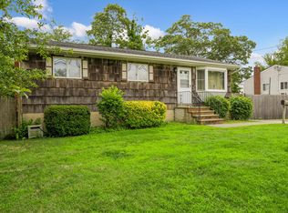 1135 6th St, West Babylon, NY 11704