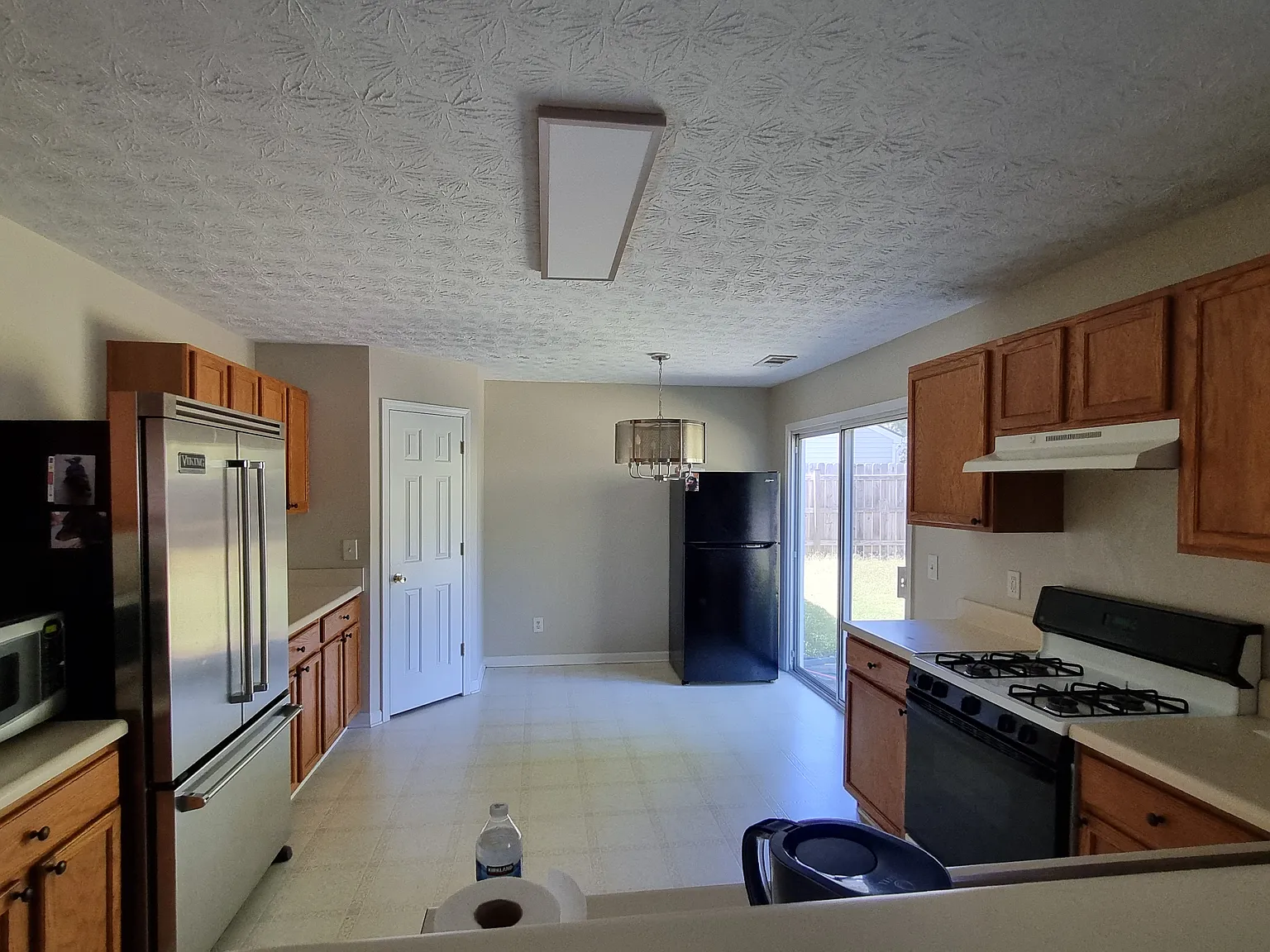 4 bed, 2.5 bath, 2346 sqft, $2,200 — Photo 2