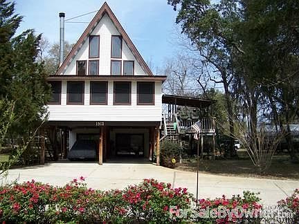 House & Deck
						:
						5 Florida Room windows face south & provide ample sunlight during winter months.