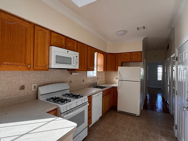 226 Linden Ave #3L — Photo 2