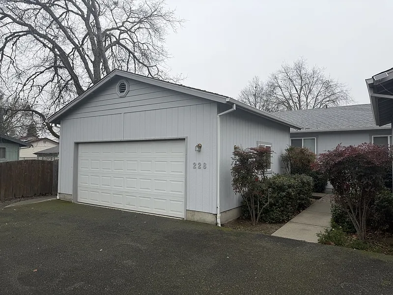 Building Photo - 228 SW Westholm Ave