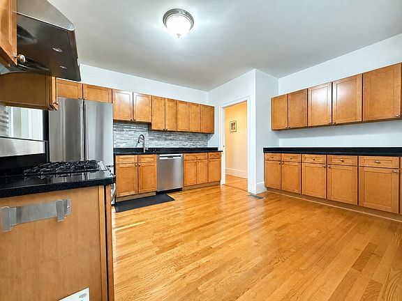 3rd image of 132 Middlesex Rd #1