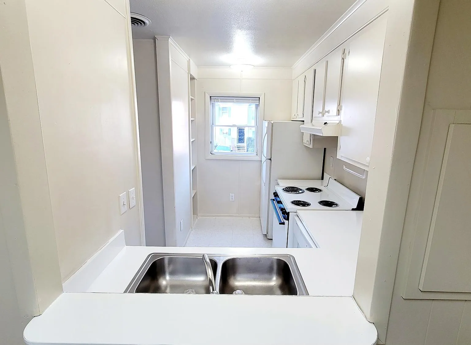 2 bed, 1.5 bath, 1100 sqft, $1,250 — Photo 2