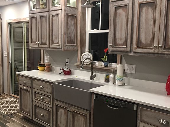 Quartz counters/farm sink