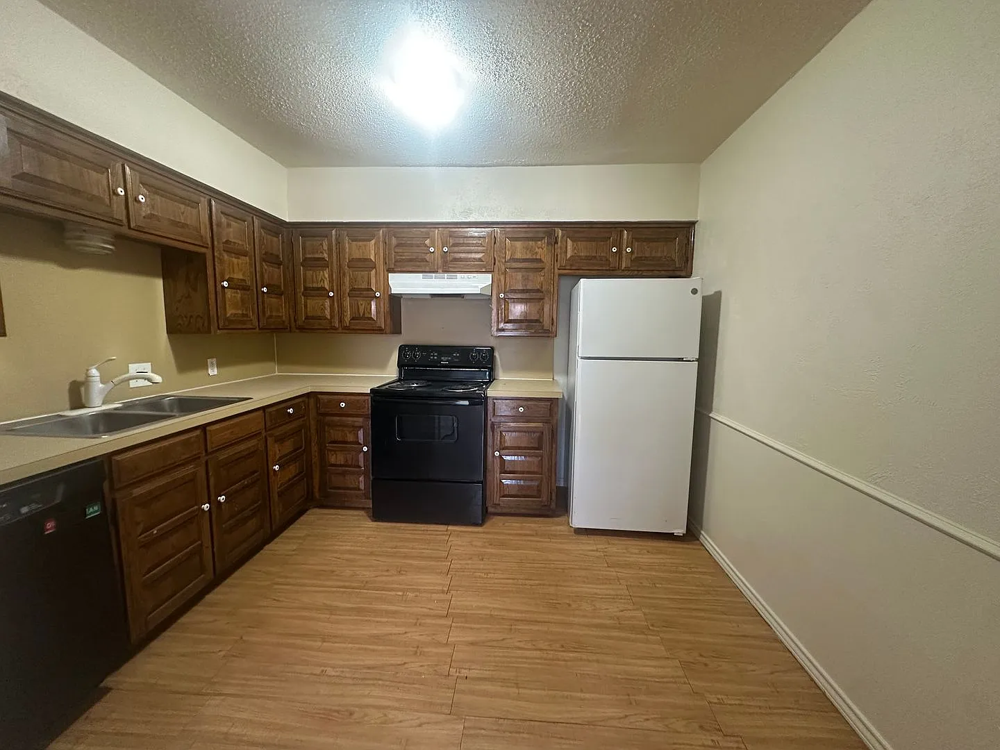 Plano Home with Washer, Dryer & Refrigerator Included — Photo 4