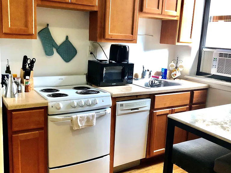 1353 N State Pkwy #5C — Photo 2