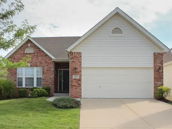 2324 Fourlakes Dr, Belleville, IL 62220