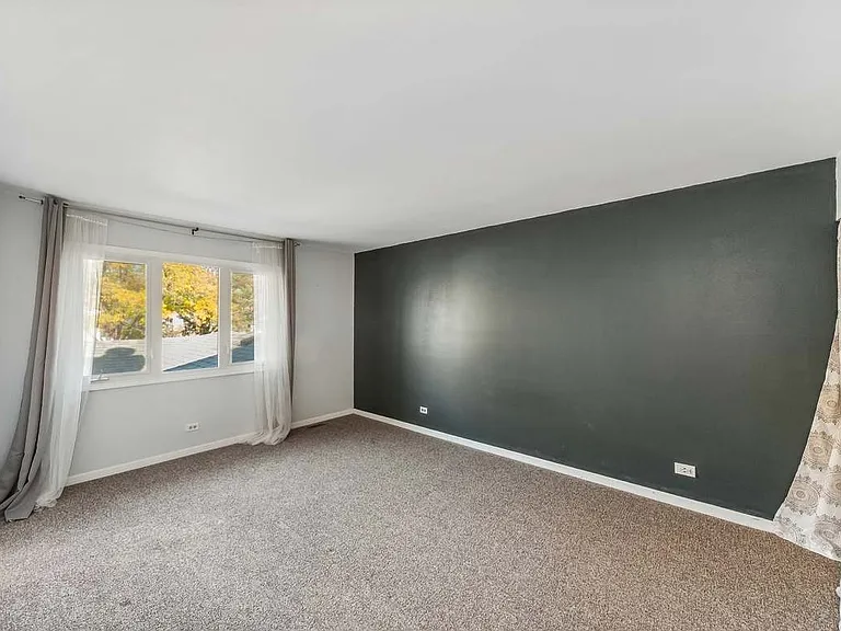 527 Winston Ln — Photo 2