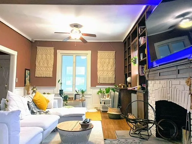 5 bed, 1660 sqft, $3,599 — Photo 2