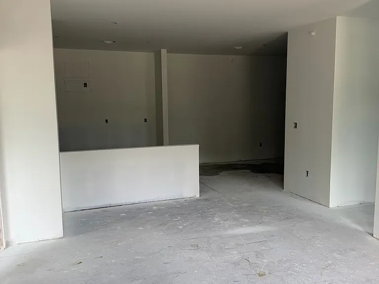 300 Lindenhurst Dr — Photo 11