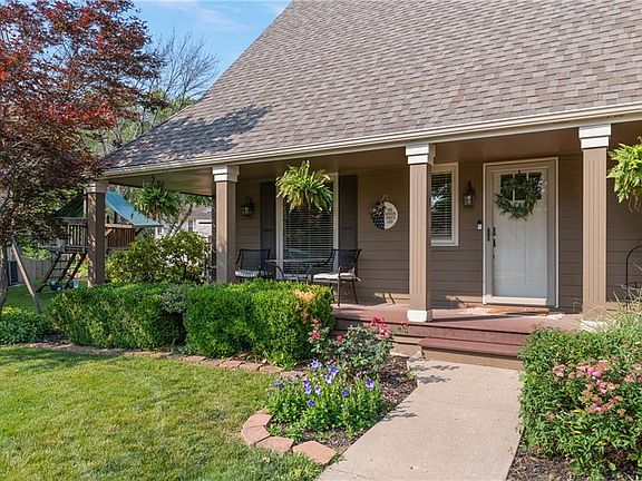 3rd image of 808 NE Lakeside Ct