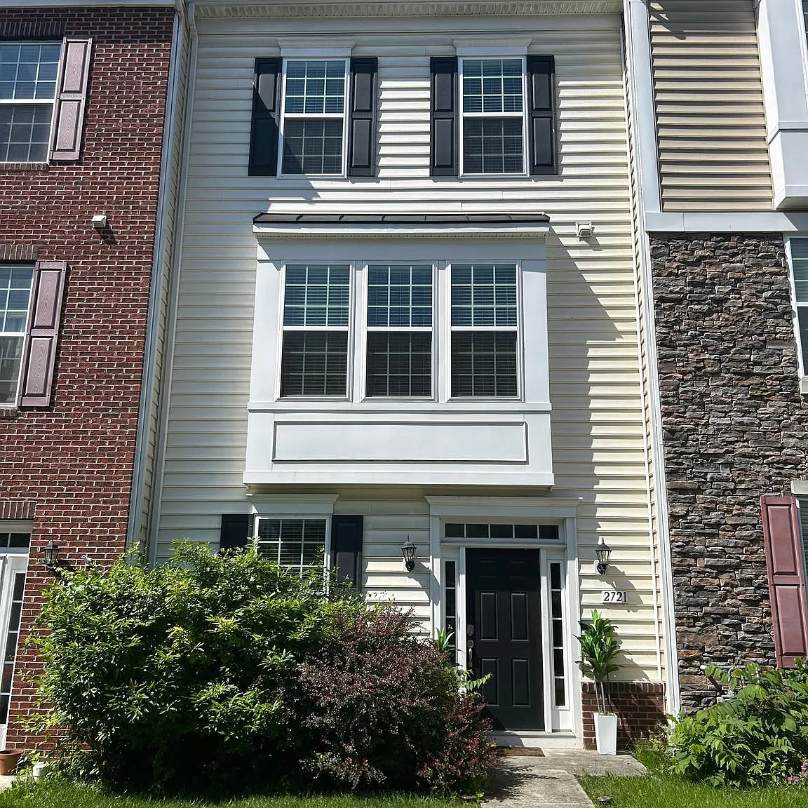 4 bed, 3.5 bath, 2412 sqft, $2,800 — Photo 1