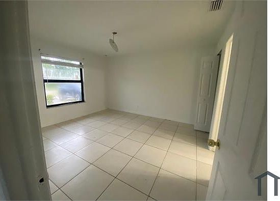 3rd image of 4905 Golfview Blvd