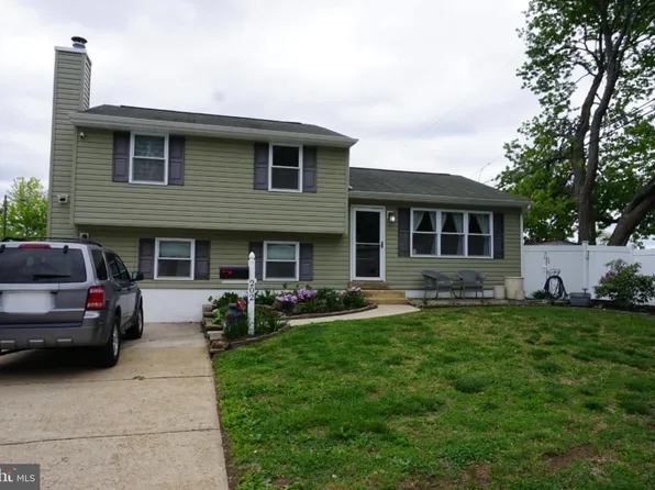 202 Coral Reef Dr, Newark, DE 19713
