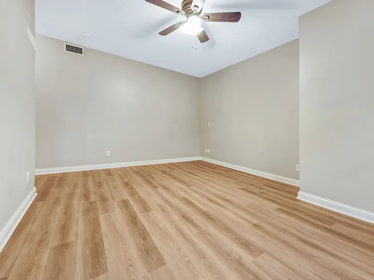807 E Main St — Photo 27