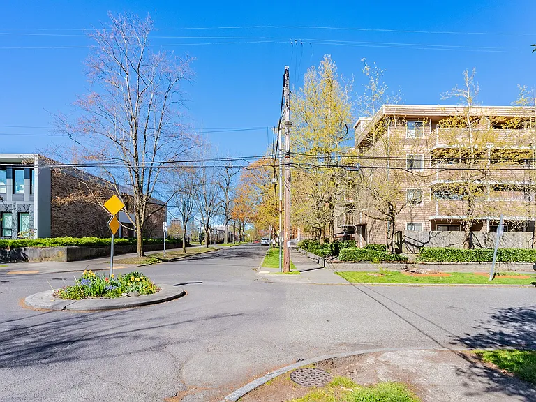 Park Royal Apartments — Photo 7