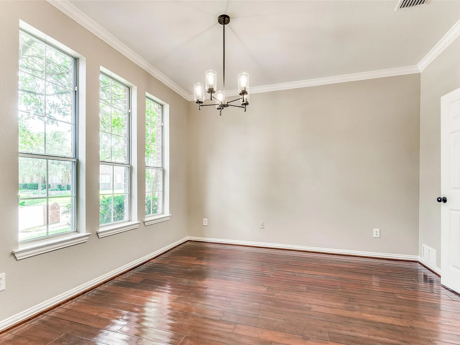 4 bed, 2700 sqft, $3,000 — Photo 4