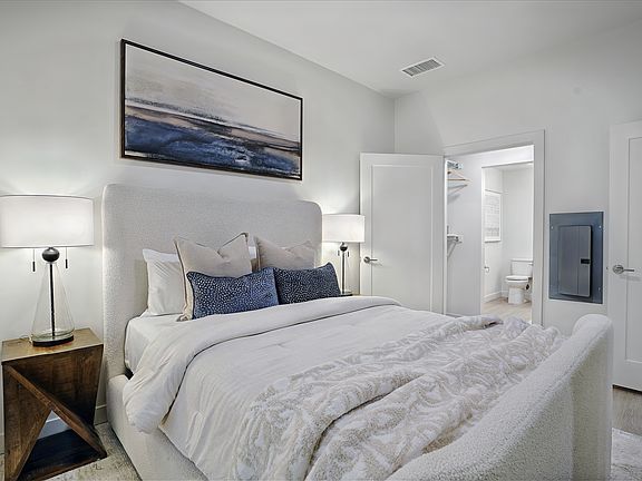 Spacious main bedroom