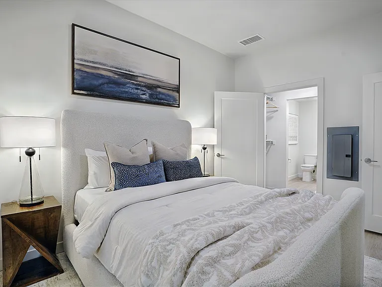 Spacious main bedroom