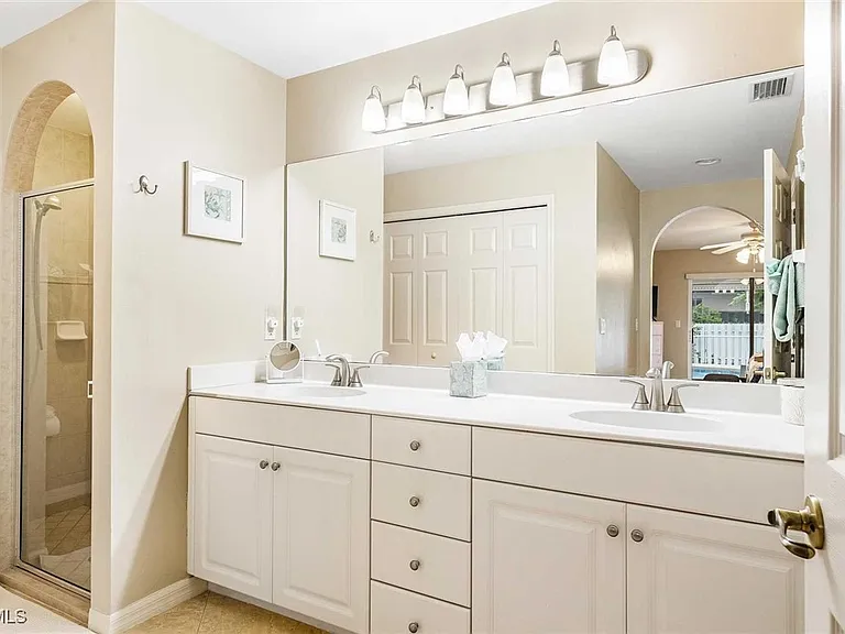4226 SW 14th Pl — Photo 11
