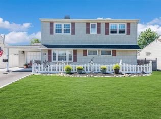 39 Lantern Rd, Hicksville, NY 11801