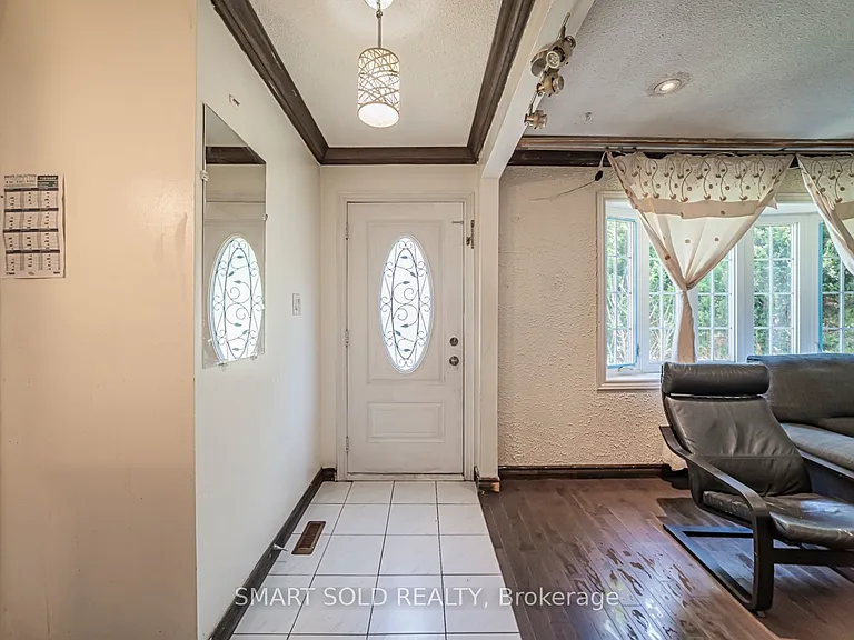 5 Horseley Hill Dr E — Photo 2