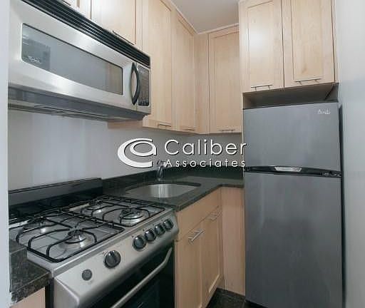 4th image of 236 E 36th St APT 8J