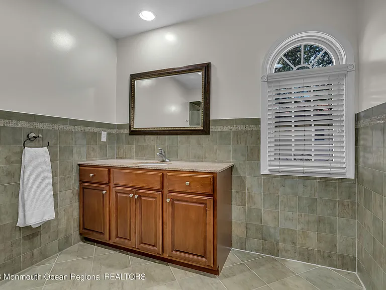 1607 Holbrook St — Photo 28